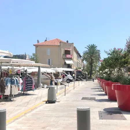 Steps To The In With Parking Apartamento